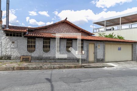 Casa à venda com 402m², 4 quartos e 5 vagasFachada