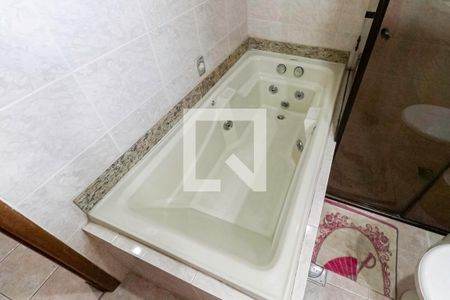 Casa à venda com 402m², 4 quartos e 5 vagasBanheiro da suíte