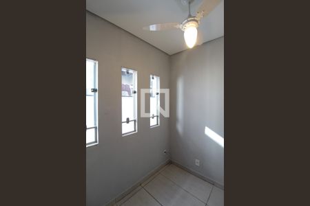 Casa de condomínio para alugar com 84m², 4 quartos e 1 vagaEscritório