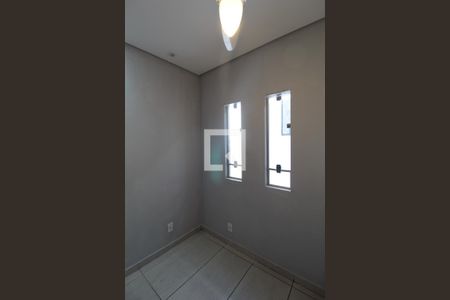 Casa de condomínio para alugar com 84m², 4 quartos e 1 vagaEscritório