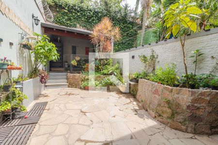 Casa de condomínio à venda com 331m², 3 quartos e 4 vagas Casa de condomínio à venda com 331m², 3 quartos e 4 vagasQuintal