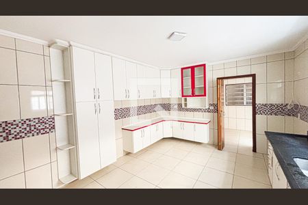 Casa à venda com 175m², 3 quartos e 2 vagas Casa à venda com 175m², 3 quartos e 2 vagasCozinha