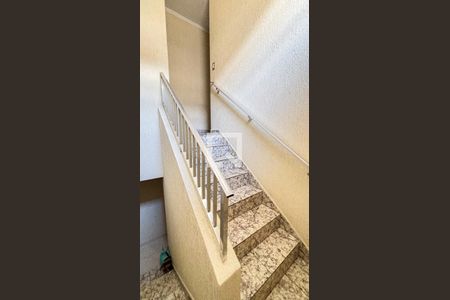 Casa à venda com 175m², 3 quartos e 2 vagas Casa à venda com 175m², 3 quartos e 2 vagasEscada