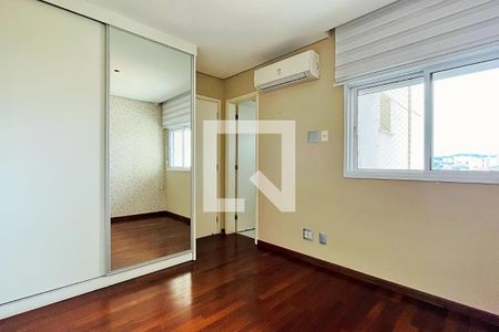 Apartamento à venda com 194m², 4 quartos e 3 vagas Apartamento à venda com 194m², 4 quartos e 3 vagasSuíte 1