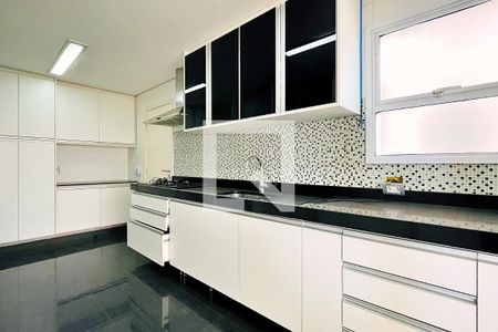 Apartamento à venda com 194m², 4 quartos e 3 vagas Apartamento à venda com 194m², 4 quartos e 3 vagasCozinha e Área de Serviço