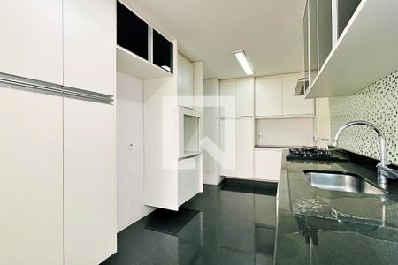 Apartamento à venda com 194m², 4 quartos e 3 vagas Apartamento à venda com 194m², 4 quartos e 3 vagasCozinha e Área de Serviço