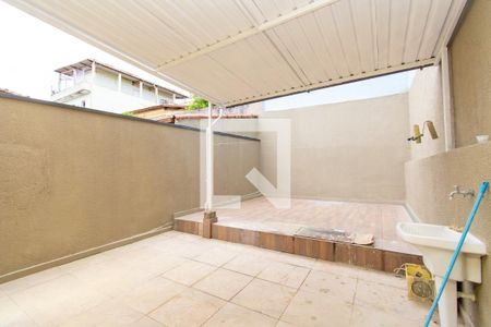 Casa à venda com 159m², 3 quartos e 3 vagas Casa à venda com 159m², 3 quartos e 3 vagasÁrea externa