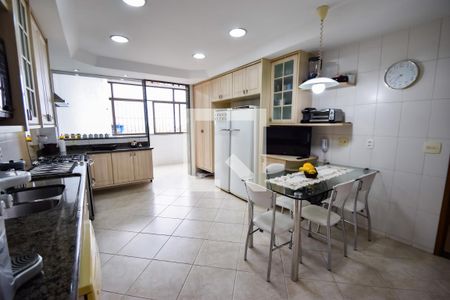 Apartamento à venda com 200m², 4 quartos e 3 vagas Apartamento à venda com 200m², 4 quartos e 3 vagasCozinha