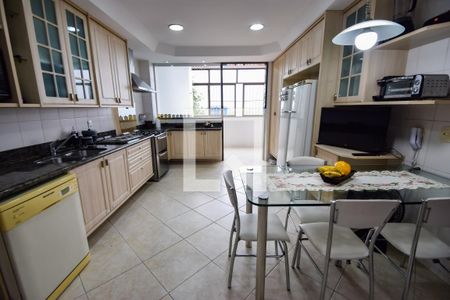 Apartamento à venda com 200m², 4 quartos e 3 vagas Apartamento à venda com 200m², 4 quartos e 3 vagasCozinha