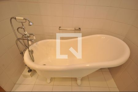 Casa à venda com 378m², 4 quartos e 8 vagasBanheiro da Suíte Master