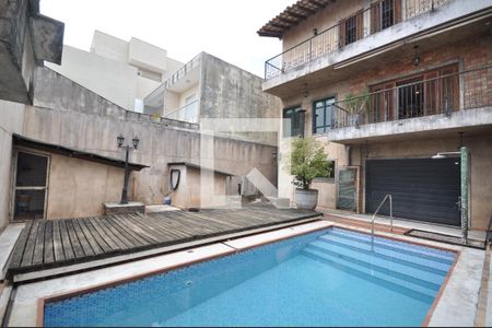 Casa à venda com 378m², 4 quartos e 8 vagasPiscina