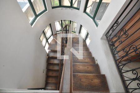 Casa à venda com 378m², 4 quartos e 8 vagasEscada de Acesso aos dormitórios