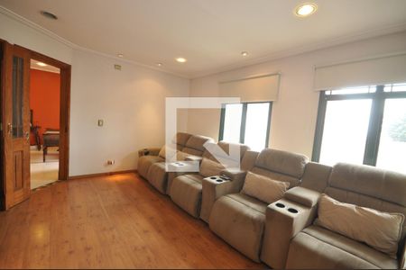 Casa à venda com 378m², 4 quartos e 8 vagasSala de TV