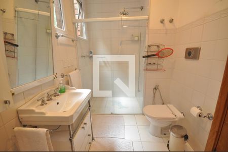 Casa à venda com 378m², 4 quartos e 8 vagasBanheiro da Suíte Master