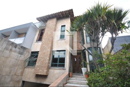 Casa à venda com 378m², 4 quartos e 8 vagasFachada