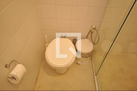 Casa à venda com 378m², 4 quartos e 8 vagasBanheiro de Serviço