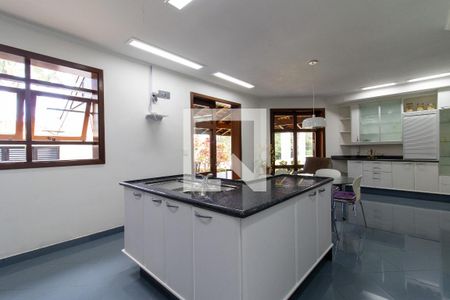 Casa à venda com 7870m², 5 quartos e 5 vagas Casa à venda com 7870m², 5 quartos e 5 vagasCozinha