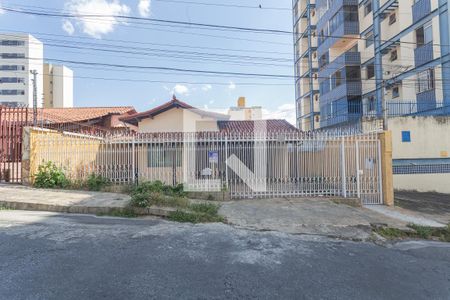 Casa à venda com 210m², 3 quartos e 2 vagasFachada