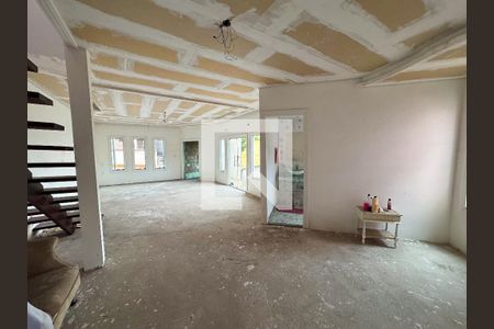 Casa à venda com 350m², 4 quartos e 3 vagas Casa à venda com 350m², 4 quartos e 3 vagasCobertura