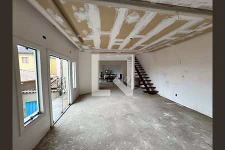 Casa à venda com 350m², 4 quartos e 3 vagas Casa à venda com 350m², 4 quartos e 3 vagasCobertura