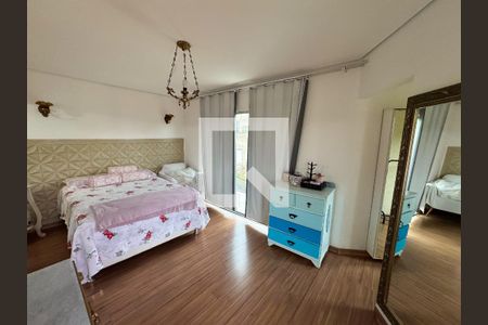 Casa à venda com 350m², 4 quartos e 3 vagas Casa à venda com 350m², 4 quartos e 3 vagasQuarto