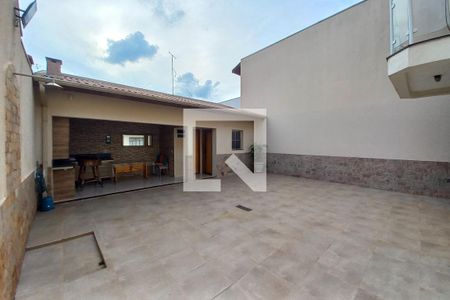 Casa à venda com 256m², 3 quartos e 4 vagasQuintal