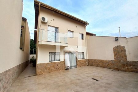 Casa à venda com 256m², 3 quartos e 4 vagasQuintal