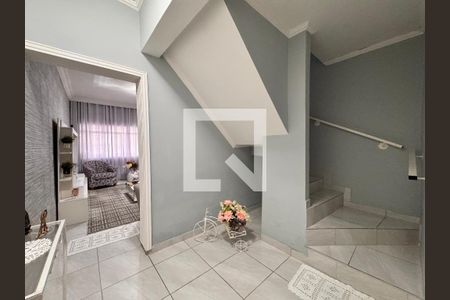 Casa à venda com 300m², 3 quartos e 2 vagas Casa à venda com 300m², 3 quartos e 2 vagasEscada