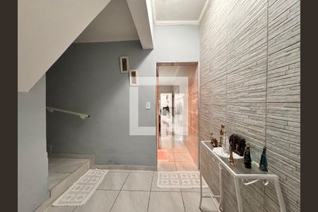 Casa à venda com 300m², 3 quartos e 2 vagas Casa à venda com 300m², 3 quartos e 2 vagasEscada