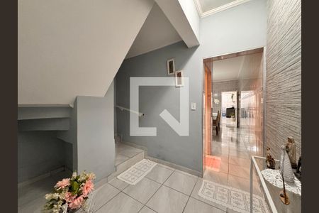 Casa à venda com 300m², 3 quartos e 2 vagas Casa à venda com 300m², 3 quartos e 2 vagasEscada