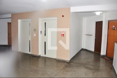 Apartamento à venda com 47m², 2 quartos e 1 vaga Apartamento à venda com 47m², 2 quartos e 1 vagaHall dos Elevadores