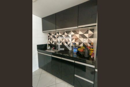 Casa à venda com 78m², 2 quartos e 2 vagasCozinha - Armários