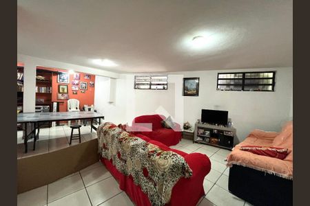 Casa à venda com 81m², 2 quartos e 2 vagasPorão