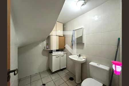 Casa à venda com 81m², 2 quartos e 2 vagasBanheiro do Porão