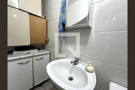 Casa à venda com 81m², 2 quartos e 2 vagasBanheiro do Porão