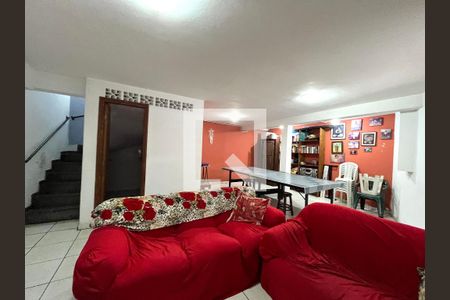 Casa à venda com 81m², 2 quartos e 2 vagasPorão