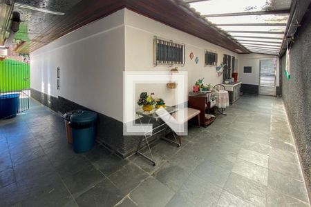 Casa à venda com 330m², 3 quartos e 3 vagas Casa à venda com 330m², 3 quartos e 3 vagasQuintal