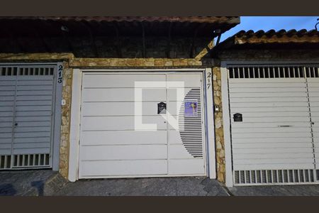 Casa à venda com 173m², 3 quartos e 2 vagas Casa à venda com 173m², 3 quartos e 2 vagasFachada