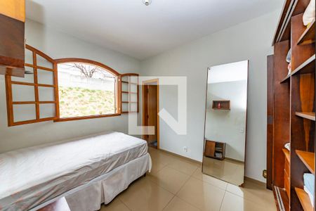 Casa à venda com 330m², 6 quartos e 3 vagasSuíte 2