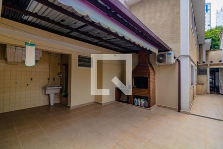 Casa à venda com 248m², 4 quartos e 2 vagas Casa à venda com 248m², 4 quartos e 2 vagasÁrea de Serviço casa 2