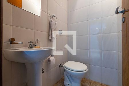 Casa à venda com 300m², 3 quartos e 4 vagasQuintal - Banheiro de Serviço