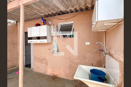 Casa à venda com 180m², 4 quartos e 2 vagasCasa 2- Área de serviço