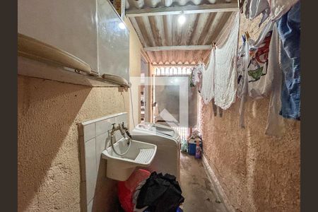 Casa à venda com 180m², 4 quartos e 2 vagasCasa 3- Área de serviço