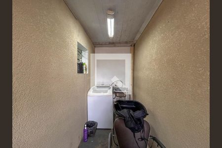 Casa à venda com 180m², 4 quartos e 2 vagasCasa 1- Área de serviço