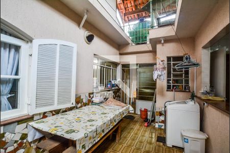 Casa para alugar com 338m², 4 quartos e 6 vagasQuintal