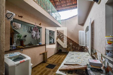 Casa para alugar com 338m², 4 quartos e 6 vagasQuintal