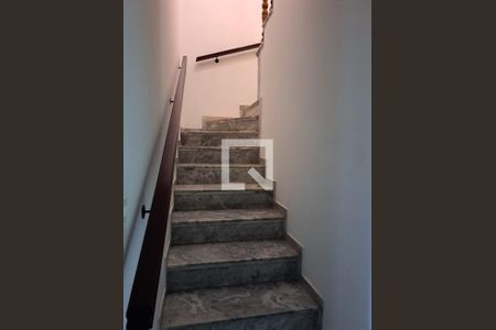 Casa à venda com 315m², 3 quartos e 2 vagas Casa à venda com 315m², 3 quartos e 2 vagasEscada