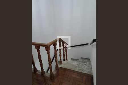 Casa à venda com 315m², 3 quartos e 2 vagas Casa à venda com 315m², 3 quartos e 2 vagasEscada