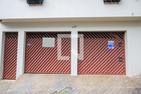 Casa à venda com 231m², 3 quartos e 2 vagas Casa à venda com 231m², 3 quartos e 2 vagasFachada