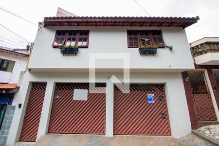 Casa à venda com 231m², 3 quartos e 2 vagas Casa à venda com 231m², 3 quartos e 2 vagasFachada